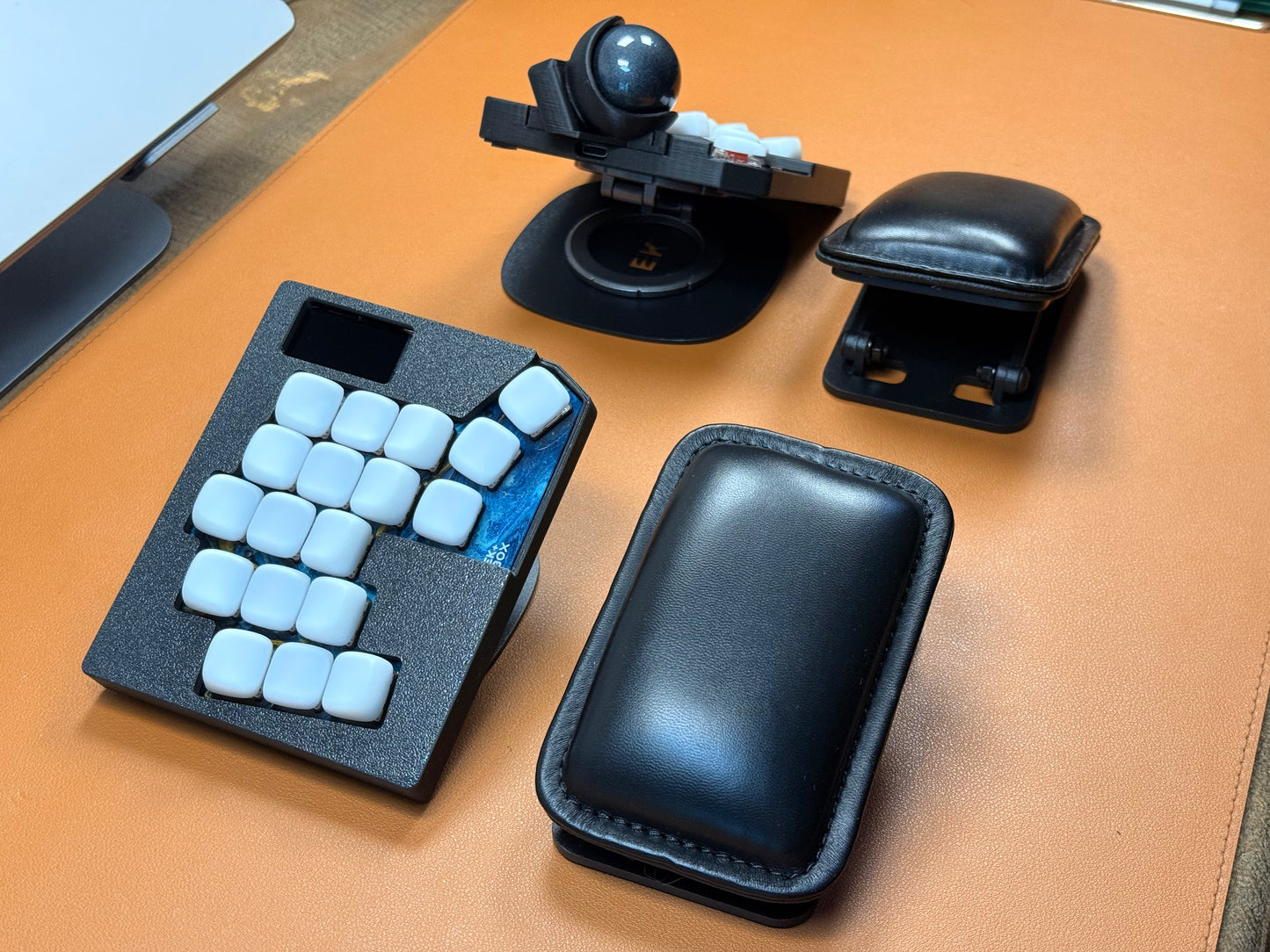 Håndstøtte med justerbar hældning og højde til delte tastaturer og mus