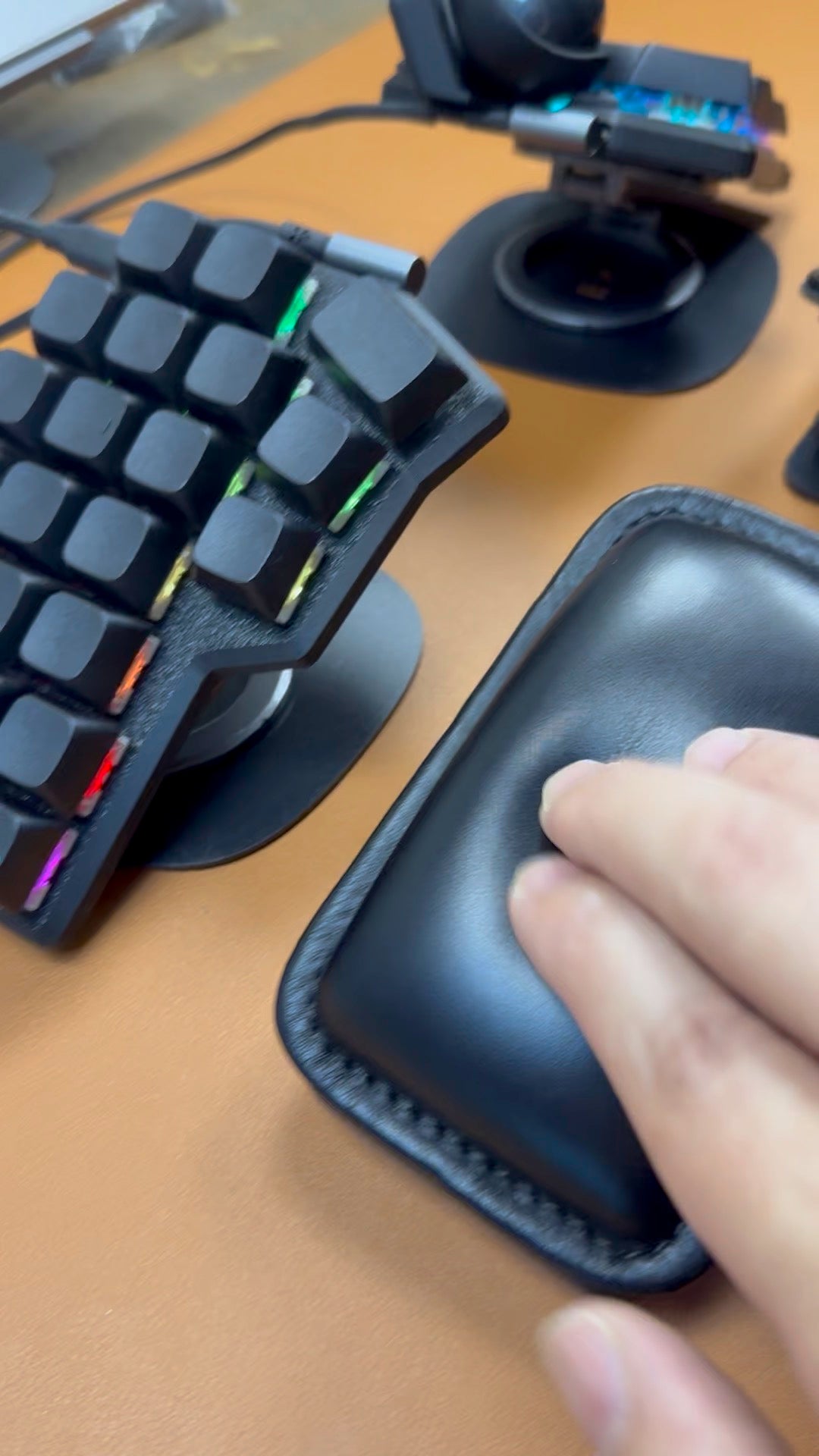 Håndstøtte med justerbar hældning og højde til delte tastaturer og mus