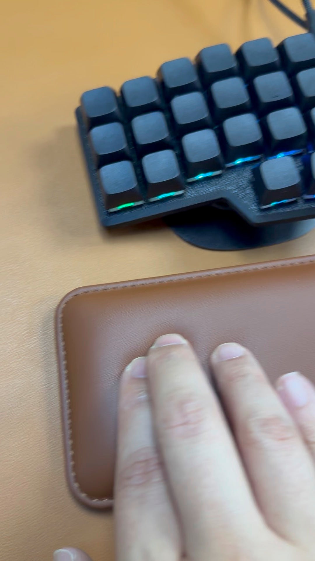 Håndstøtte med justerbar hældning og højde til delte tastaturer og mus